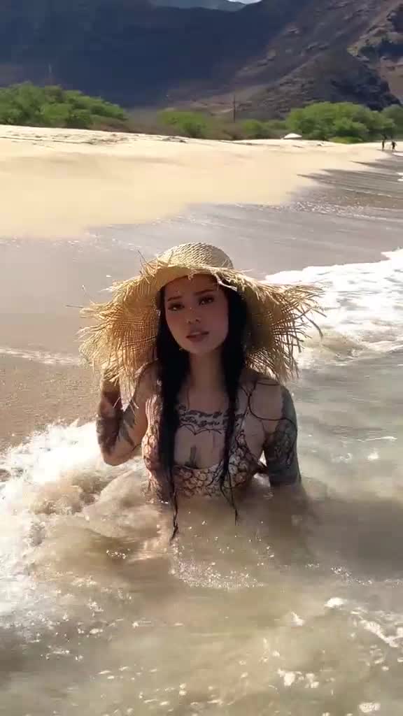 Bella Poarch!!! Sexy on beach – New video OLF leakd