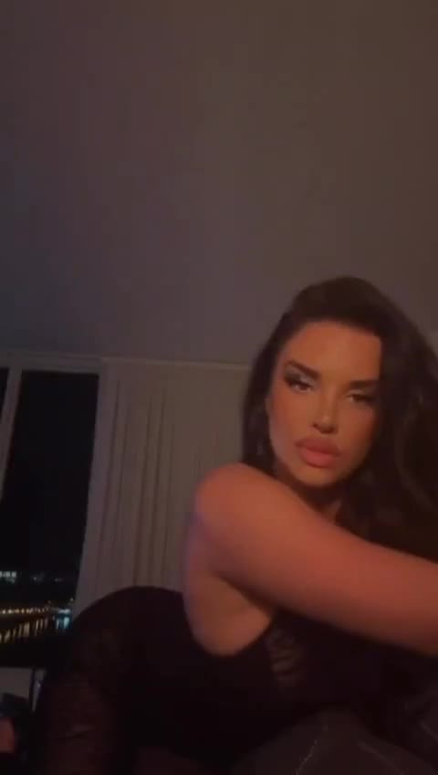 Ivana Knoll – Sexy in bed!!