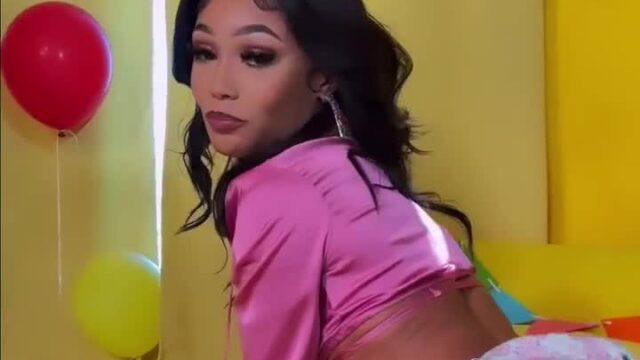 Coileray twerking her butt…