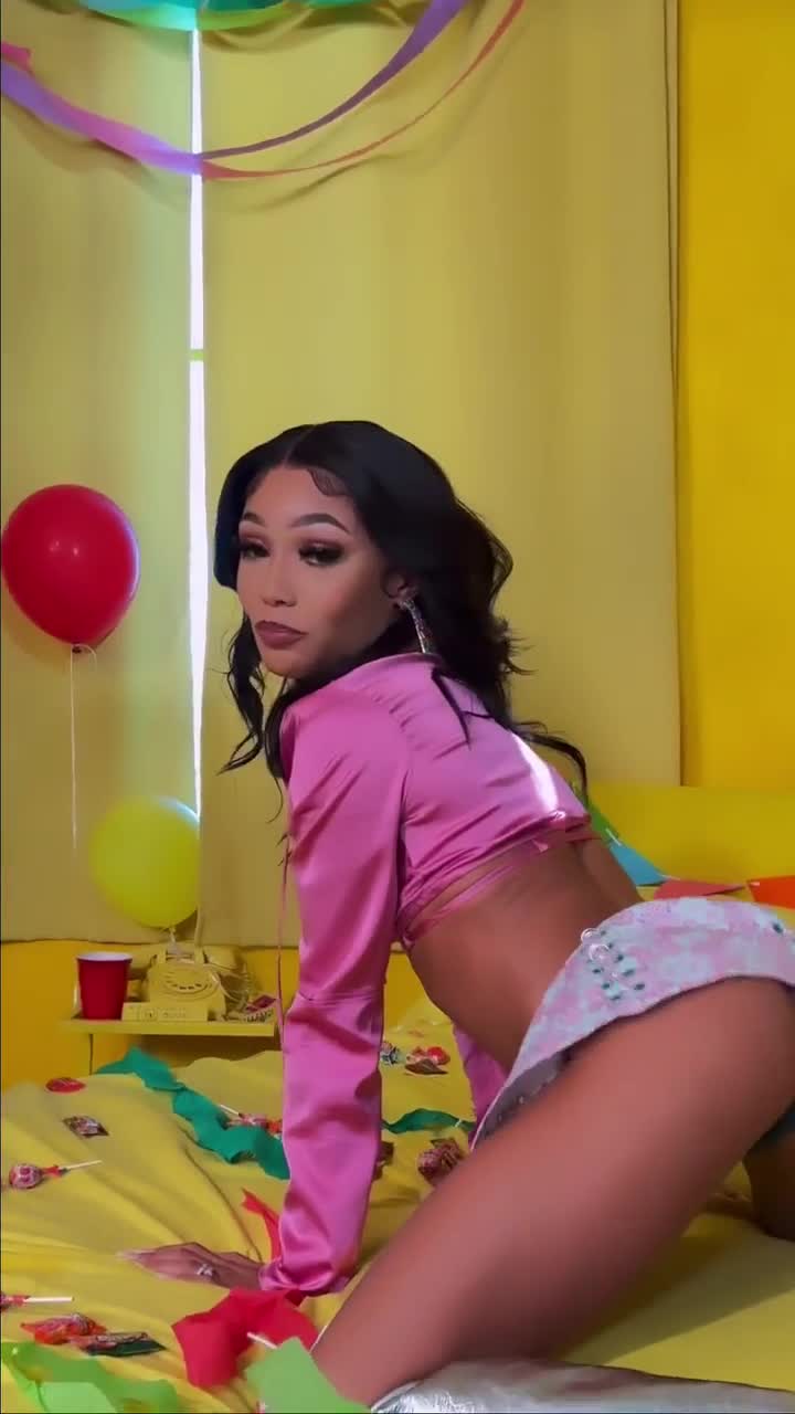 Coileray twerking her butt…