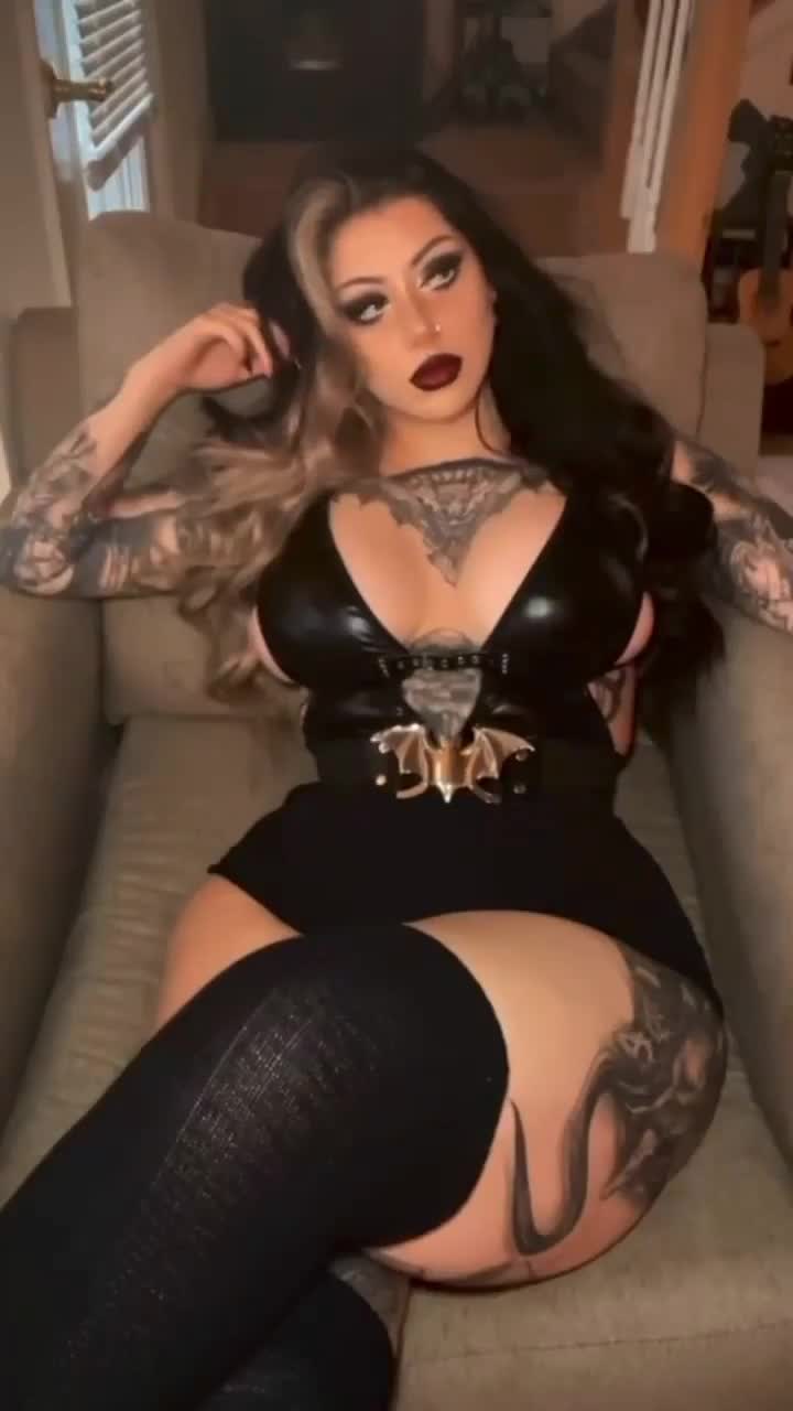 Dakota Alexandra – Sexy in couch…