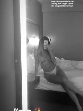 Lottie Moss topless!!