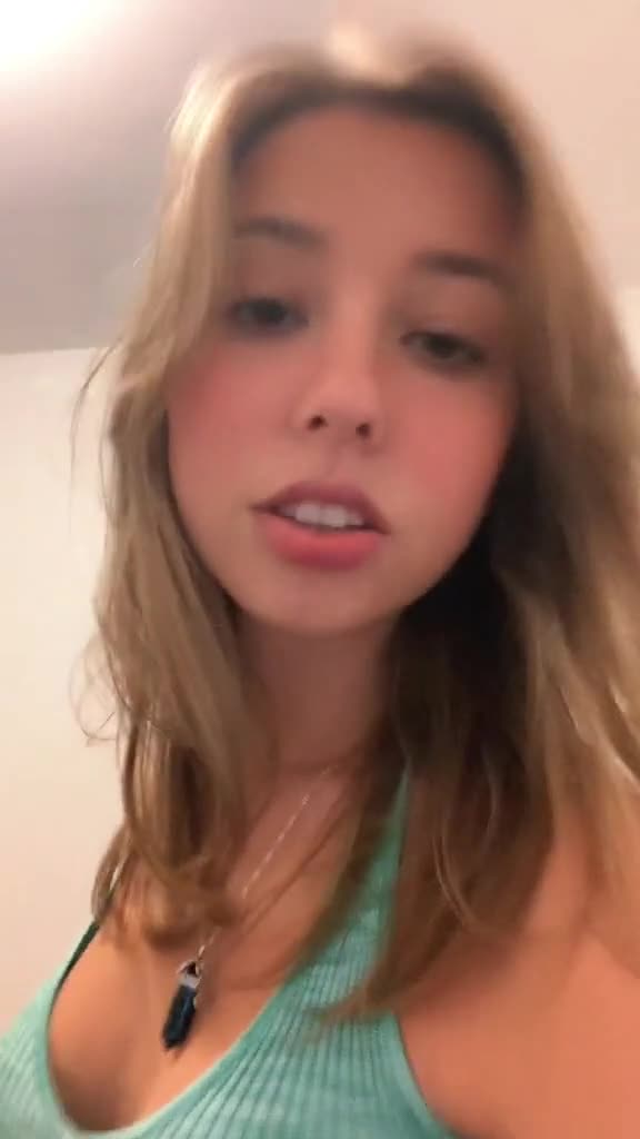 Samantha Schwartz – Sexy babe in bedroom…
