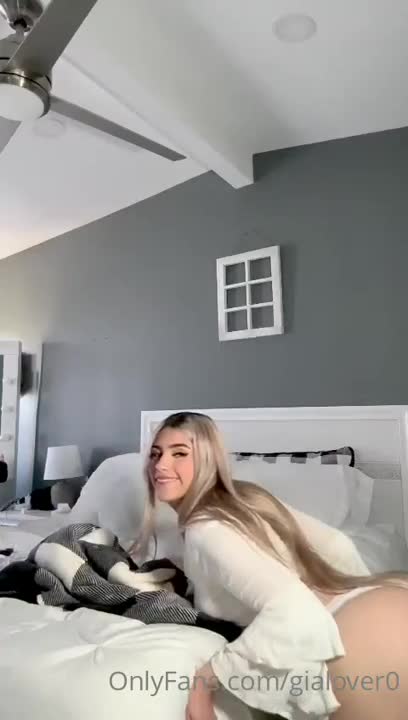 Gialover0 naked big ass on bed…