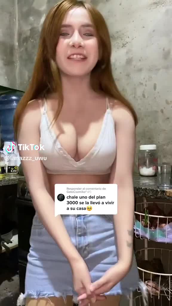 Lanazzzuwu in kitchen