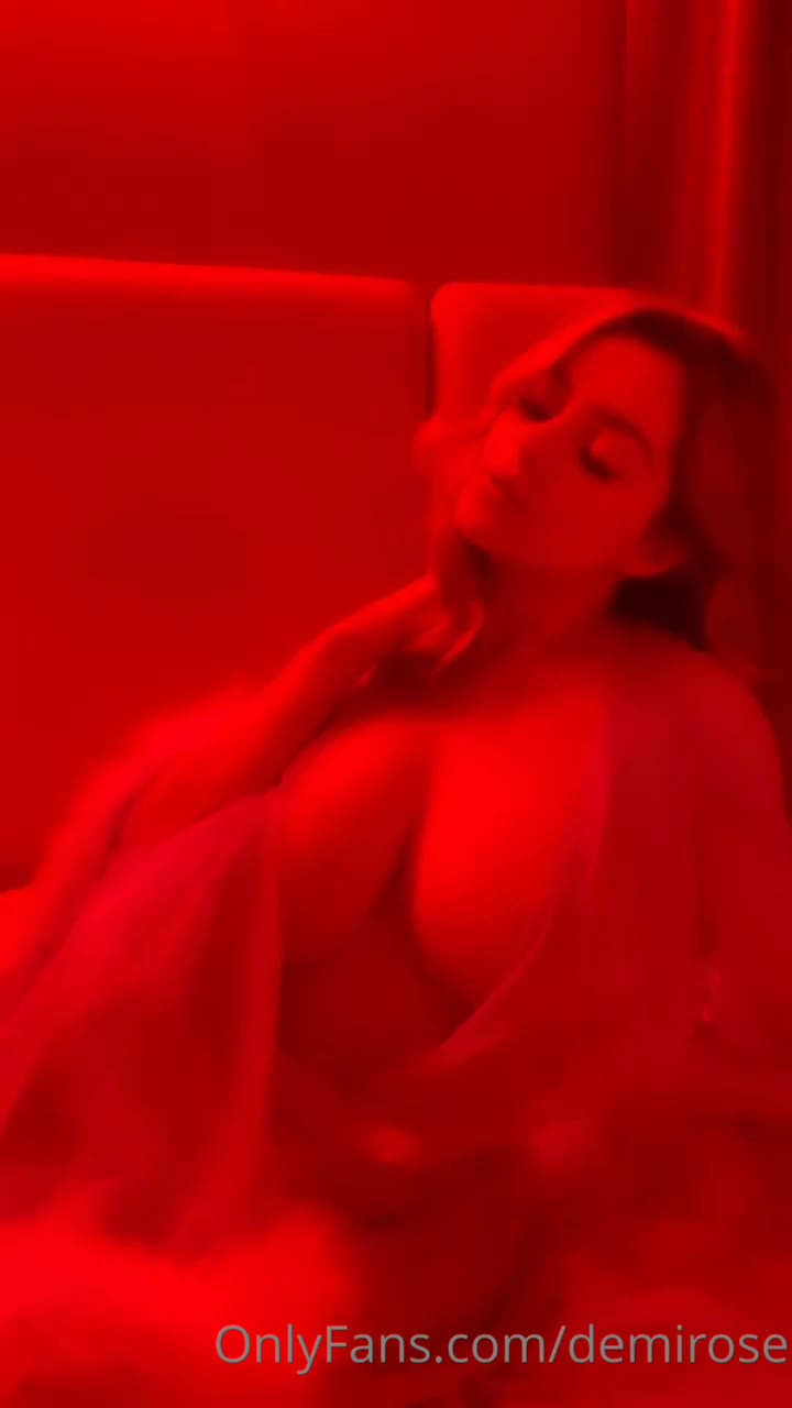 Demi Rose – Sexy on bed