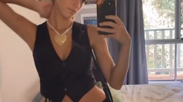 Emily Feld – Sexy in bedroom