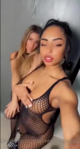 Qimmah Russo!!! Sexy show erotic body with her friend