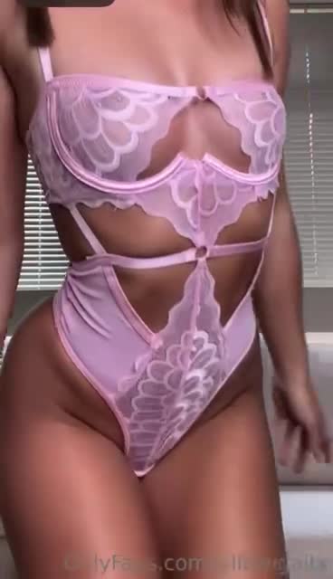 Willow Gai – Nude show in bedroom!!! So hot