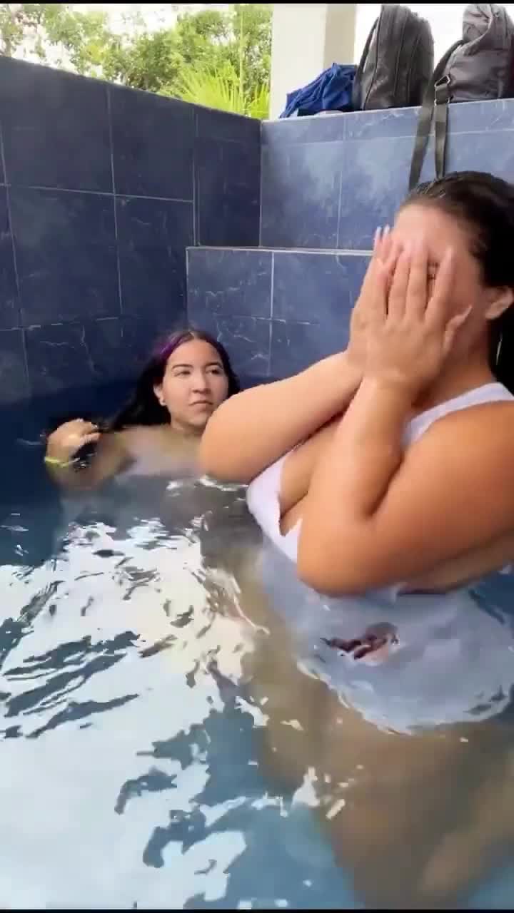 Andreagranda sexy in the pool!!!