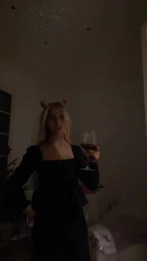 Ema louise show big ass on bed!!! New Onlyfans video leaked