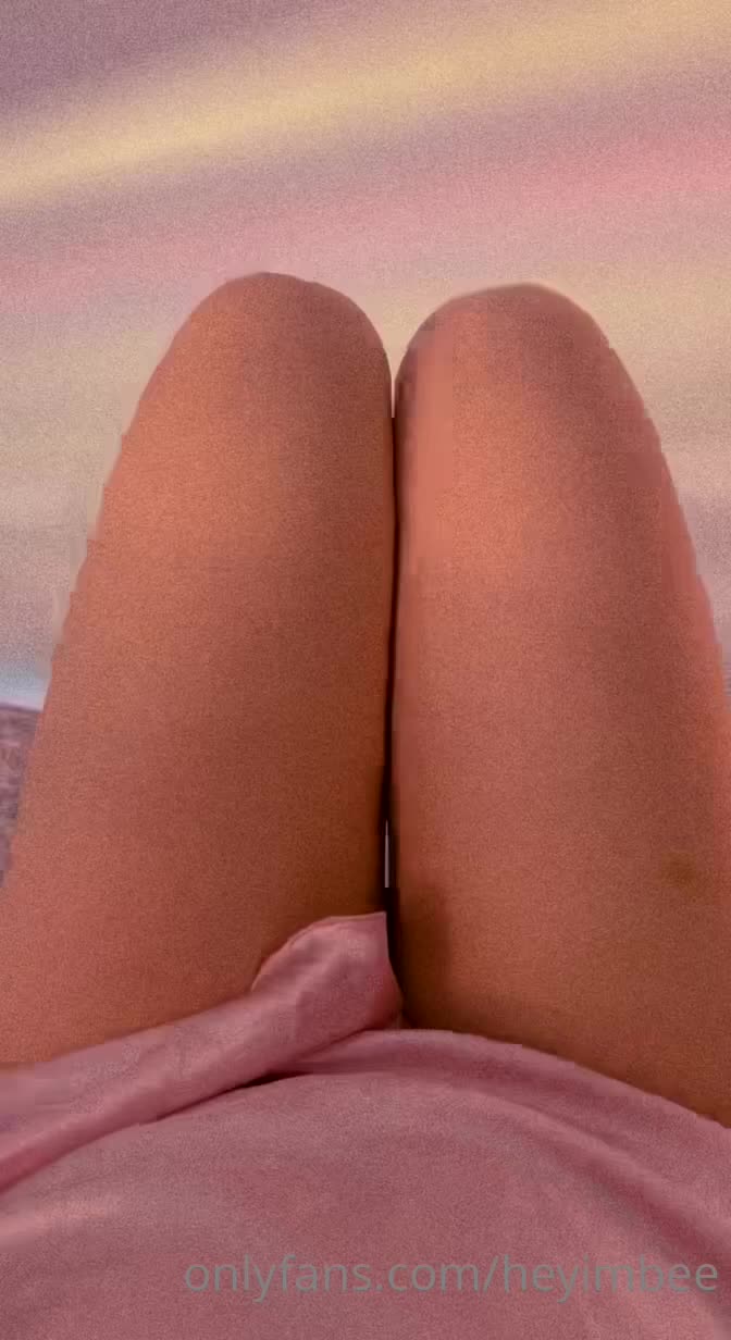 HeyimBee – Nude show on bed