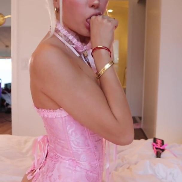 WaifuMiia Nude Pillow Humping With Vibrator Video Leaked